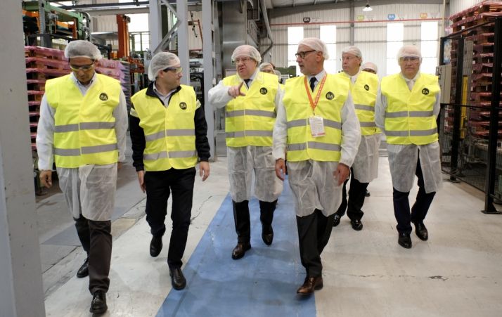 Herrera vista la fábrica de BA Glass Spain en León
