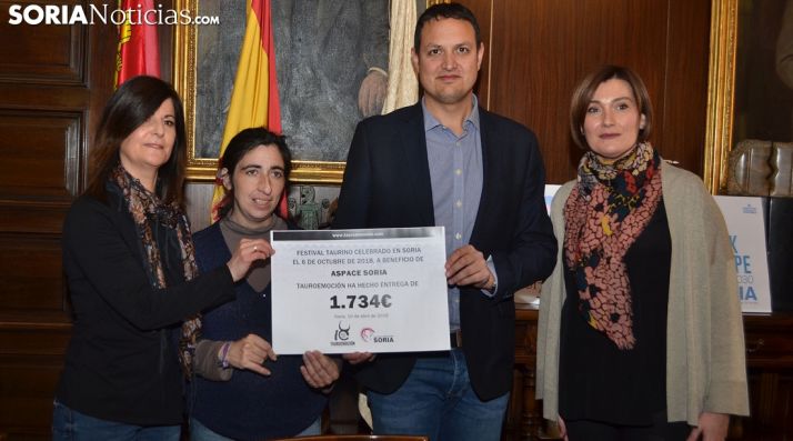 Entrega del cheque por parte de Alberto García a Aspace, representada por Laura de diego y Milagros Cintora (izda.). /SN)