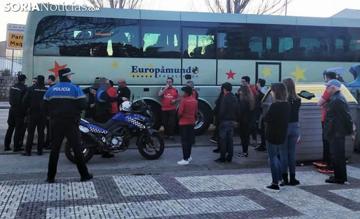 Presencia policial ante el autobús tras los daños ocasionados. /SN