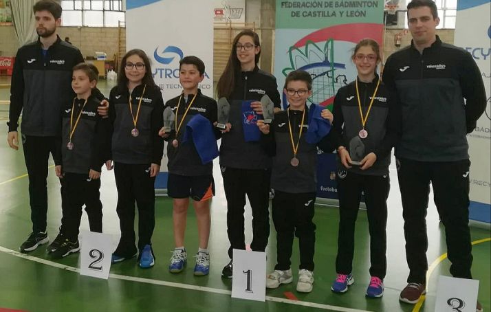 Los jóvenes deportistas con sus medallas. /CBV