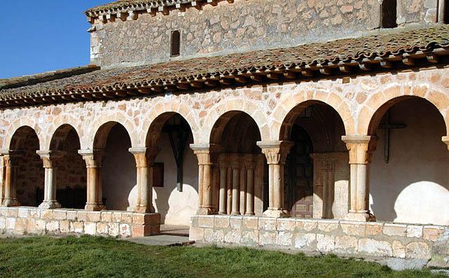 Pórtico de la iglesia de San Martín de Tours, en Berzosa. 