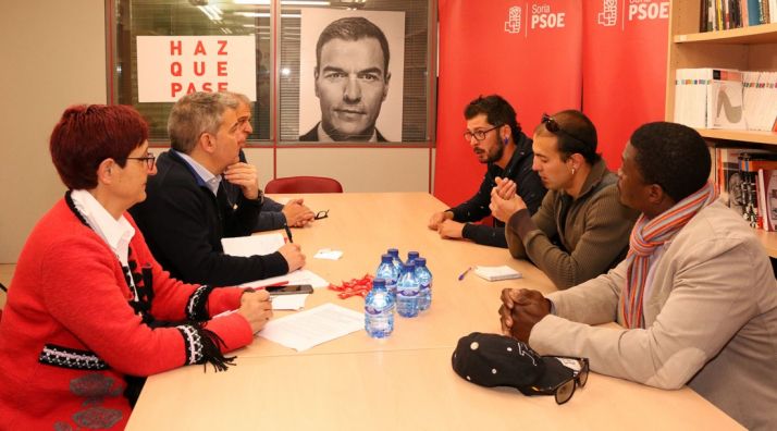 Candidatos socialistas sorianos (izda.) con empleados de la BRIF. 