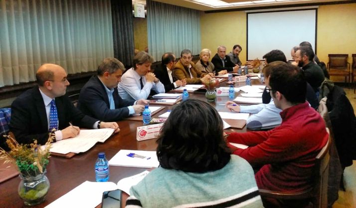 Imagen de la reunión con miembros del PSOE soriano. /CCS