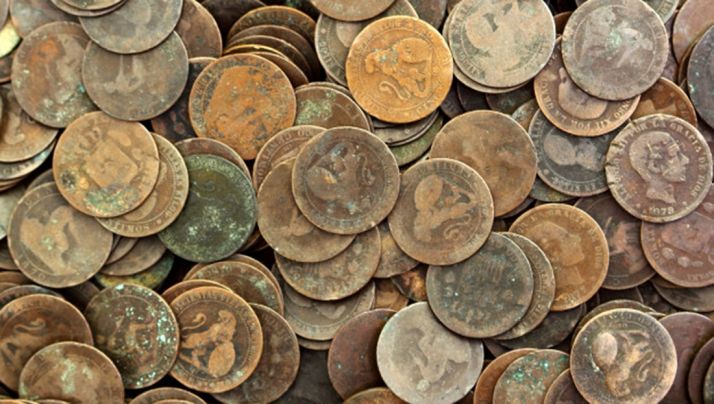 El juego se desarrolla lanzando monedas al aire apostando a cara y cruz. 