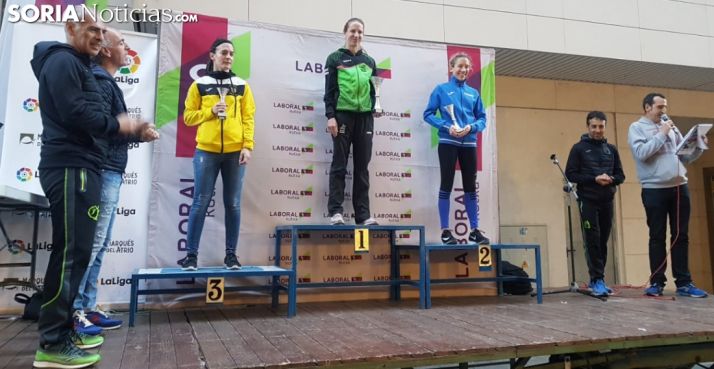 La atleta, en lo alto del podio esta tarde. /SN