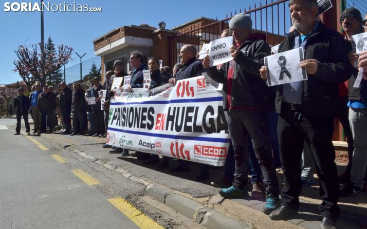 Funcionarios de prisiones en una concentración a las puertas del penal de Soria. /SN