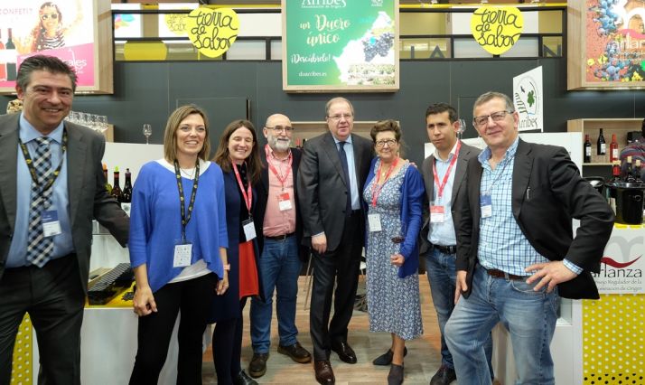 Herrera, en el centro en una visita al espacio de Tierra de Sabor en el Salón Gurmets. /Jta.