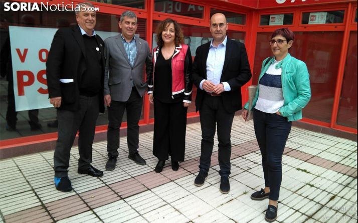 Iratxe García, (ctro.) con los candidatos socialistas sorianos este lunes. /SN