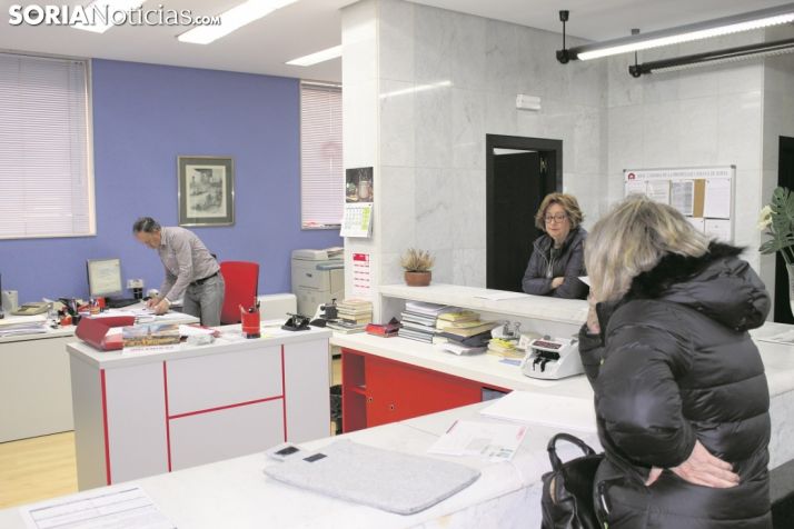 Víctor Luengo (arriba) y sala central con el ábside románico al fondo. /sn  