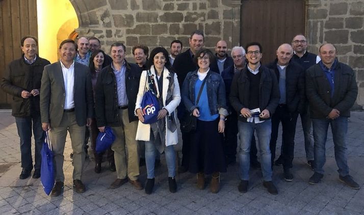 Candidatos y simpatizantes del PP al pie del ayuntamiento de Ágreda. 