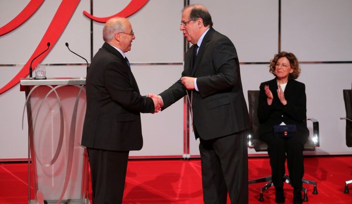 Herrera (dcha.) hace entrega del Premio de las Letras. /Jta.