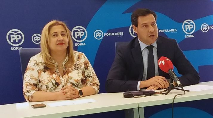 Raúl de la Hoz, con Yolanda de Gregorio esta tarde en la sede del PP soriano.
