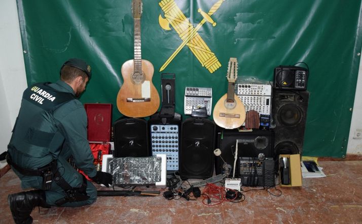 Un agente de la Guardia Civil con los objetos recuperados. /GC