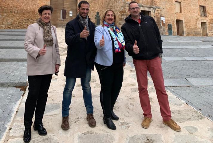 Rubio, en el centro, con Yolanda de Gregorio (dcha.) y miembros de la candidatura. /SN