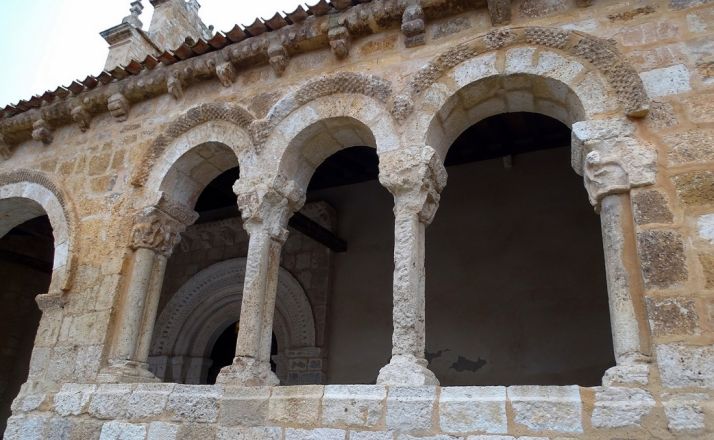 Detalle de la galería porticada del templo. 