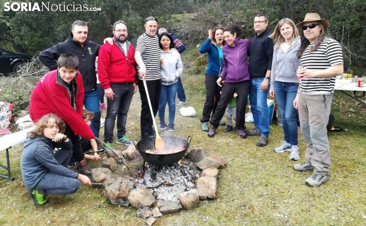 Un grupo de amigos preparando la comida campestre en el monte olvegueño. /SN