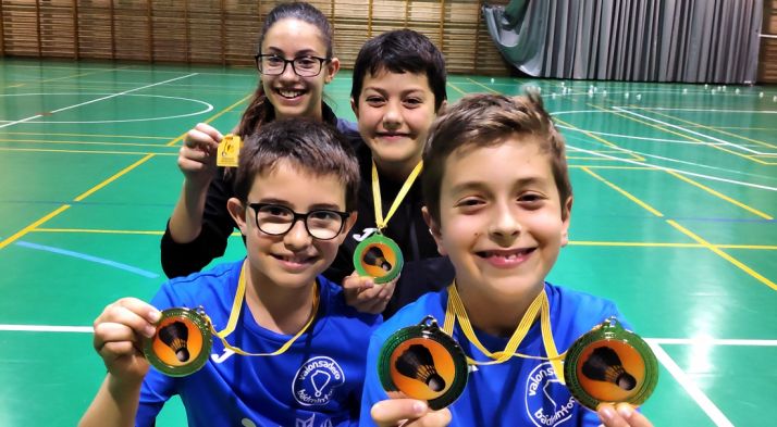 Hugo Sanz, Miguel Pérez, Carmen Carro e Ian Antón con las medallas conseguidas este fin de semana