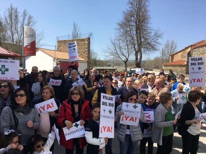 Concentración por la reapertura de la farmacia en Villar del Río. 
