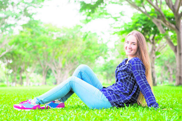 Momento de relax sobre el césped.