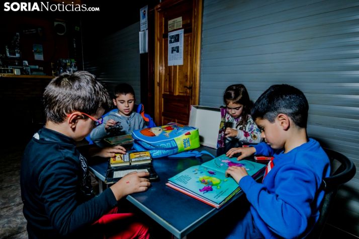 Niños con libros. SN