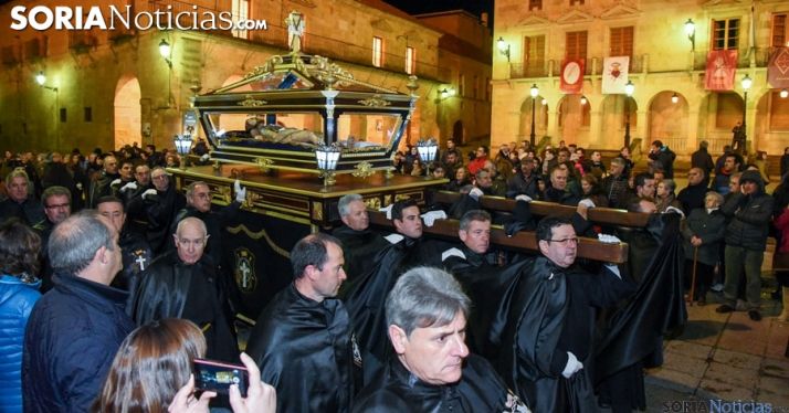 Una imagen de archivo del Santo Entierro a su paso por la plaza Mayor. /SN