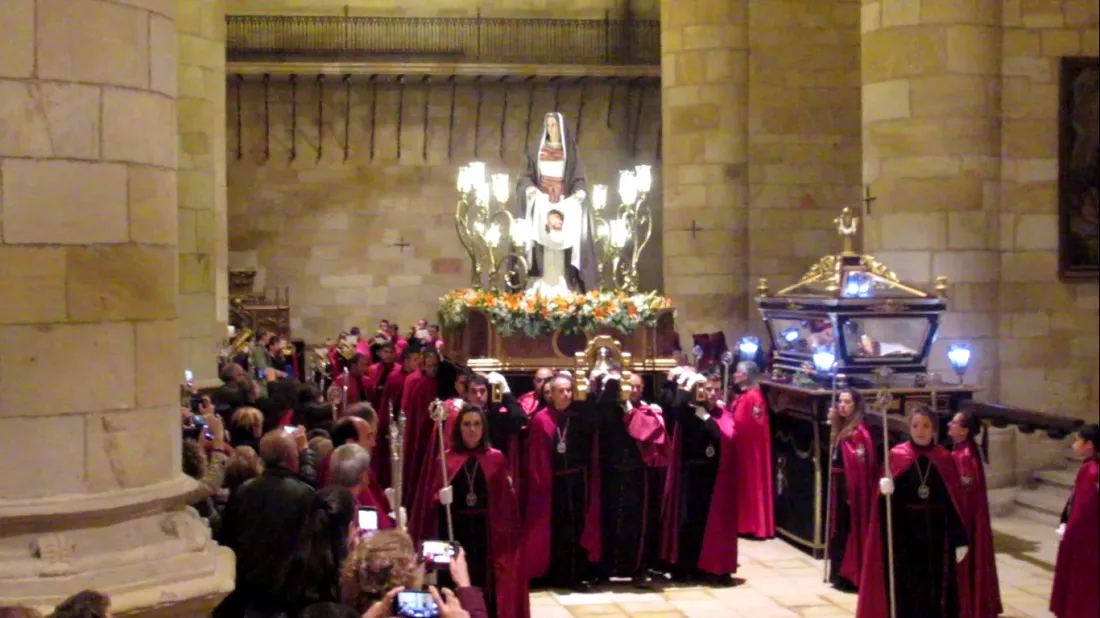 Foto 2 - Fotos y v&iacute;deos: La lluvia obliga a Las Ca&iacute;das a celebrar su V&iacute;a Crucis en San Pedro