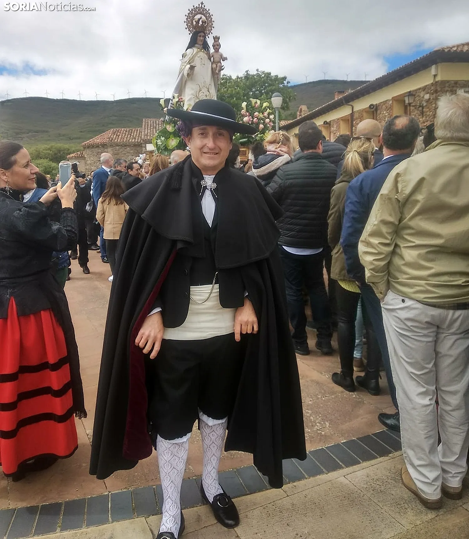Un olvegueño ataviado con el traje tradicional de la localidad en la procesión de este domingo. /SN
