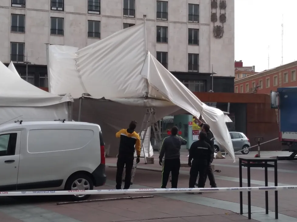 Operarios tratan de bajar la carpa. /SN