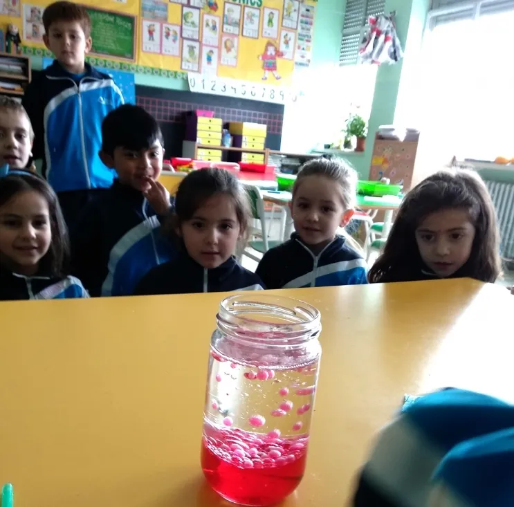 Alumnos de Escolapias en un experimento dentro del aula. /CSTJ