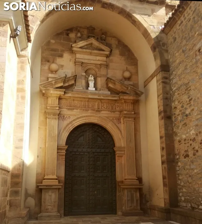 La puerta principal de acceso al templo que ha sido forzada. /SN