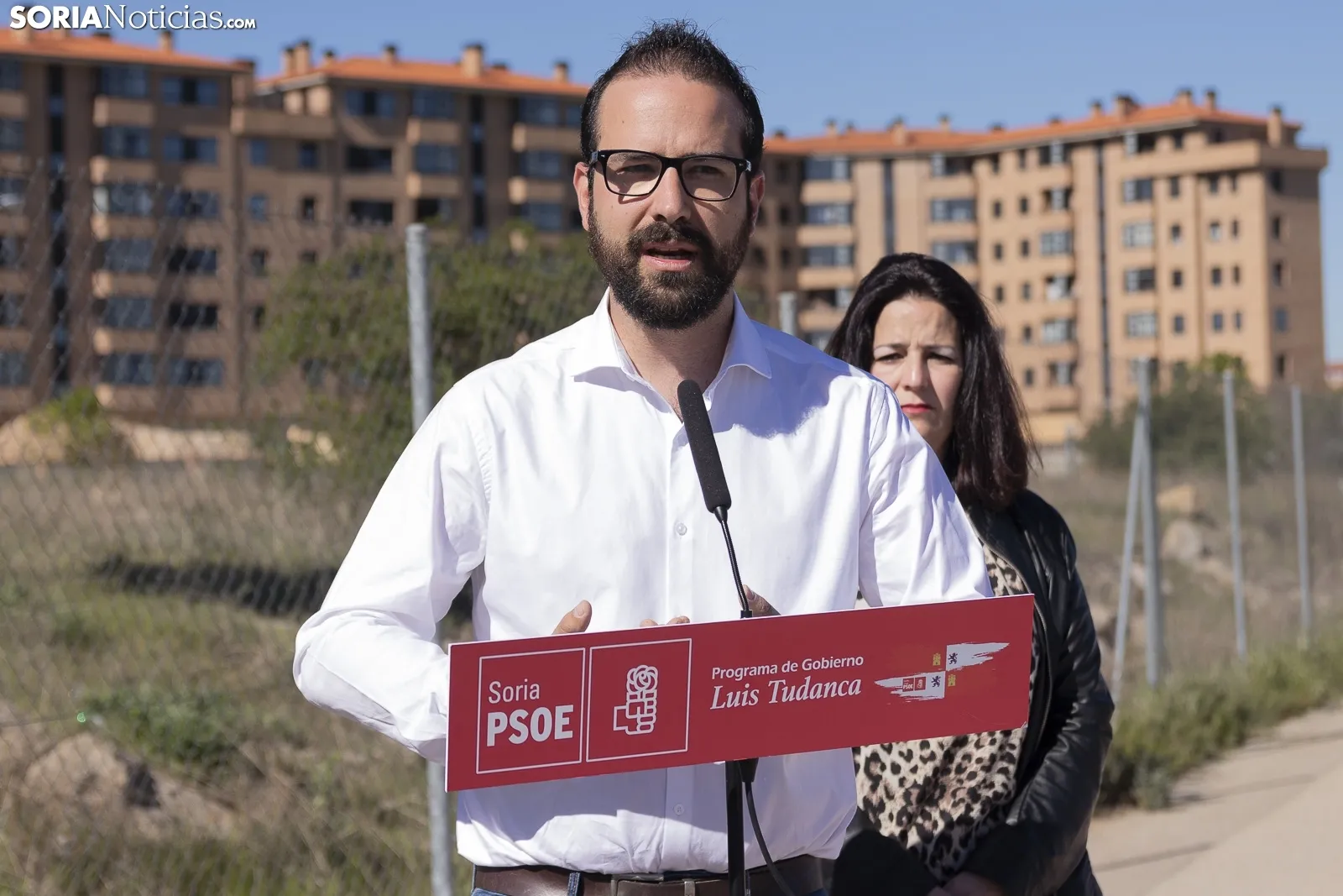 Ángel Hernández frente a la parcela del centro de salud Soria Norte. /Jasmín Malvesado.