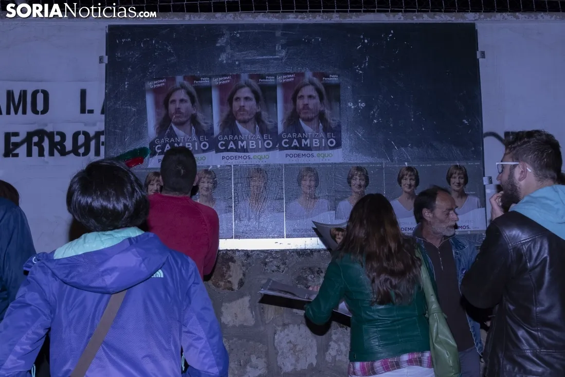 Pegada de carteles para la campaña municipal. /Jasmín Malvesado