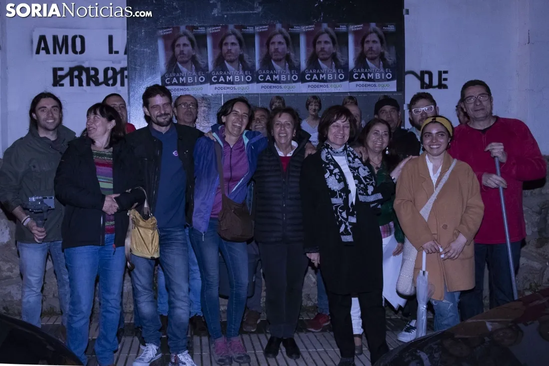 Pegada de carteles para la campaña municipal. /Jasmín Malvesado