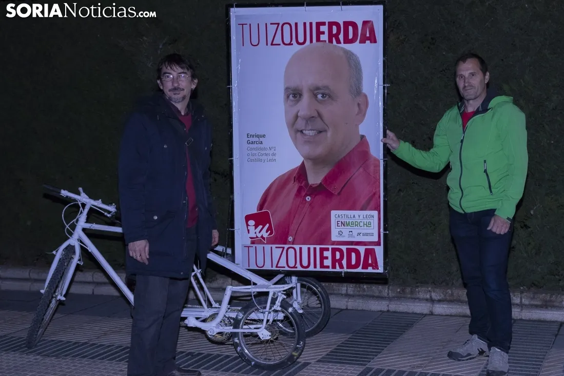Pegada de carteles para la campaña municipal. /Jasmín Malvesado