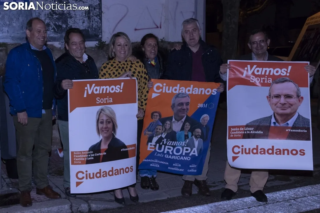 Pegada de carteles para la campaña municipal. /Jasmín Malvesado