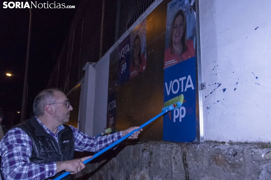 Pegada de carteles para la campaña municipal. /Jasmín Malvesado