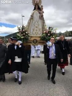 Imagen de la procesión que conducía la talla hasta la localidad. /SN