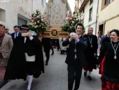 Imagen de la procesión que conducía la talla hasta la localidad. /SN
