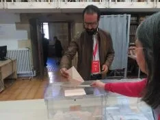 Ángel Hernández, segundo en la lista del PSOE a las Cortes, votando en el IES Machado. 
