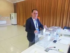 Benito Serrano, regidor actual de Golmayo, en el momento de emitir su voto. 