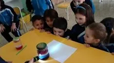 Alumnos de Escolapias en un experimento dentro del aula. /CSTJ