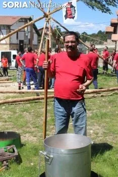 Foto 6 - El Pino Mayo de Navaleno permanece ya erguido con la banderola de 'Soria Ya'