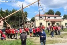 Foto 5 - El Pino Mayo de Navaleno permanece ya erguido con la banderola de 'Soria Ya'