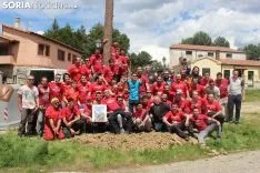 Foto 4 - El Pino Mayo de Navaleno permanece ya erguido con la banderola de 'Soria Ya'