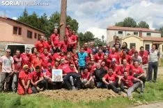 Foto 3 - El Pino Mayo de Navaleno permanece ya erguido con la banderola de 'Soria Ya'