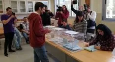 Jorge Ramiro, de Podemos-Equo, en su colegio electoral pasado este mediodía. 