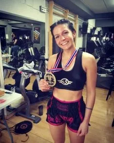 Laura de Blas presume de una medalla en el gimnasio. Juan Carlos Luis y Laura Feresín