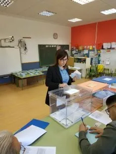 Monica Machín, esta mañana en su colegio electoral. 