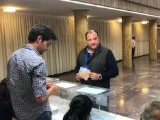 Heras, instantes previos a depositar su voto. 
