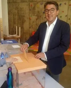 Jesús Peregrina, al emitir su voto. 